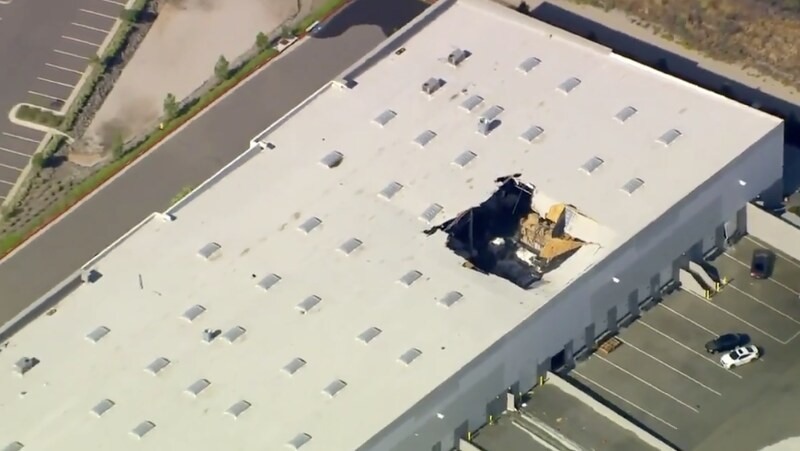 hãng NBC Los Angeles, chiếc tiêm kích chọc thủng mái nhà kho. Cảnh sát cho hãng tin này biết, tiêm kích ban đầu bốc cháy nhưng phi công đã dùng dù thoát ra ngoài trước đó.
