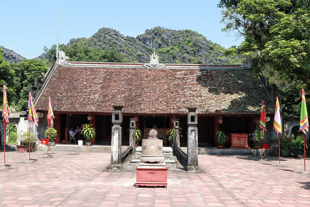 Đền thờ vua Lê Đại Hành được xây dựng trên nền cung điện chính xưa.