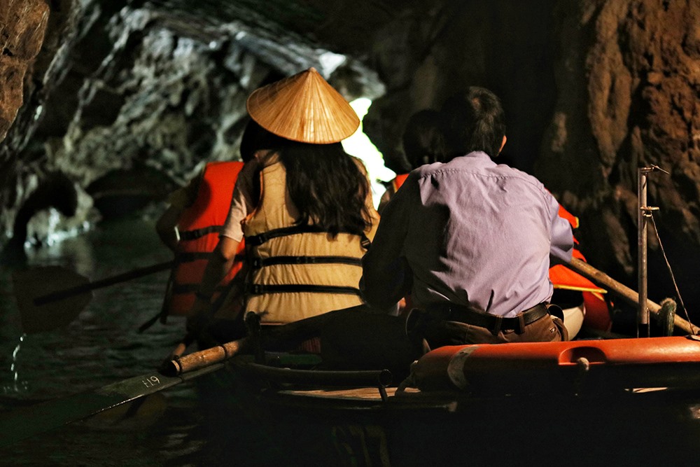Hệ thống hang động ẩn sâu trong lòng núi đá với các các chùm thạch nhũ đủ hình dáng vô cùng bắt mắt.