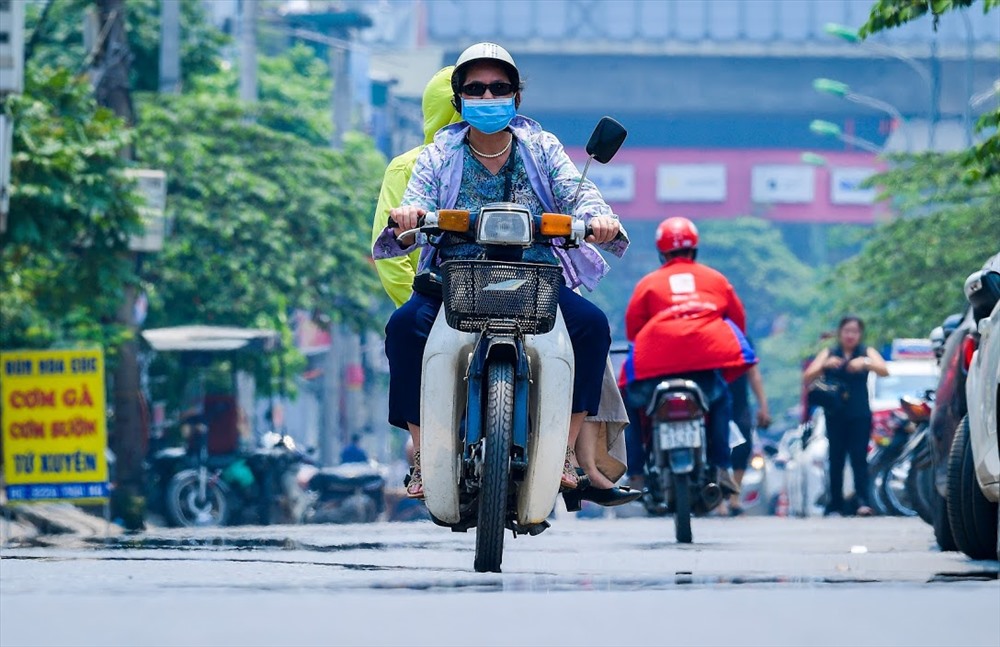 Nắng nóng tạo ra ảo ảnh do hơi nóng bốc trên mặt đường. Hiện tượng này xảy ra khi lớp không khí sát mặt đường bị đốt nóng và loãng khiến mặt đường bị ướt như vừa được tưới nước.