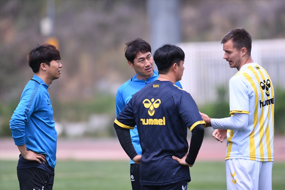 Ông Yoo dành nhiều thời gian để trao đổi với chân sút Mugosa - tiền đạo chủ lực của Incheon United. Trong quãng thời gian tiền đạo người Montenegro chấn thương, đội chủ sân Sungui Arena Park gặp khó khăn trong khâu dứt điểm và liên tiếp bại trận.