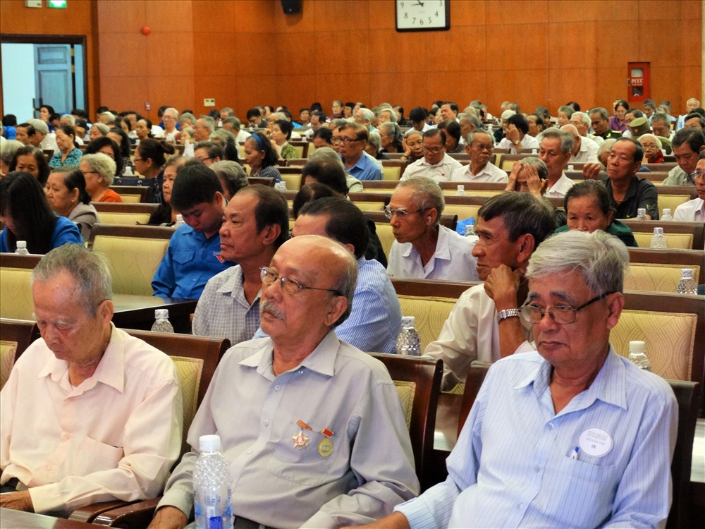 Các đại biểu cựu tù chính trị và tù binh TPHCM tiêu biểu chia sẻ tại buổi họp mặt