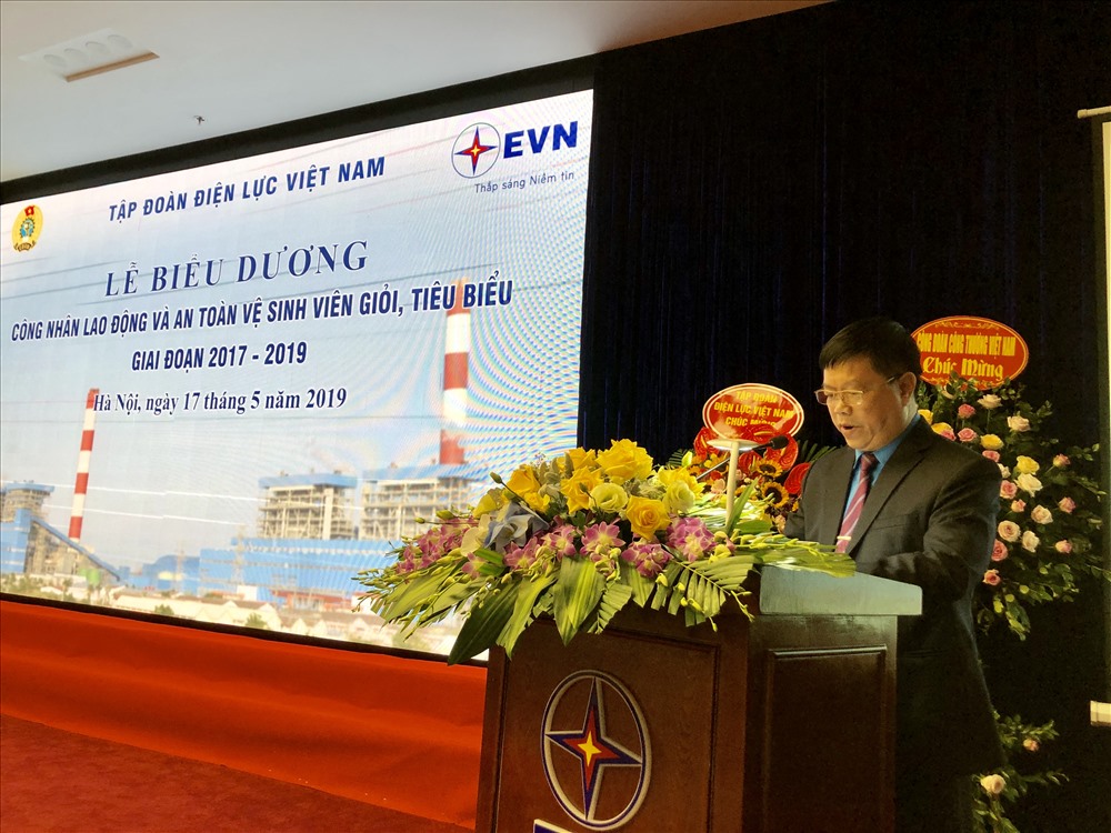 Chủ tịch Công đoàn Điện lực Việt Nam Khuất Quang Mậu phát biểu tại buổi lễ. Ảnh: N.L