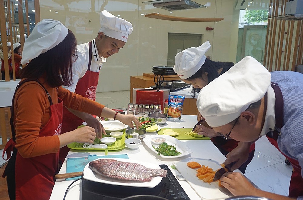 Các học viên hăng hái bắt tay vào chế biến đặc sản Tây Bắc sau hướng dẫn của đầu bếp.