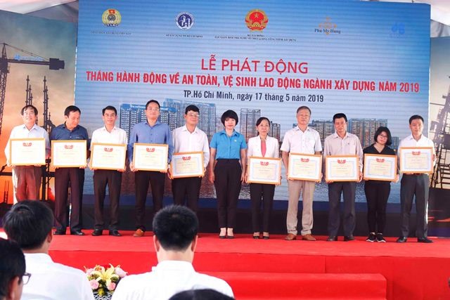 Chủ tịch Công đoàn Xây dựng Việt Nam Nguyễn Thị Thủy Lệ trao tặng Bằng khen của Công đoàn Xây dựng Việt Nam cho 10 đơn vị tiêu biểu về đảm bảo an toàn, vệ sinh lao động.