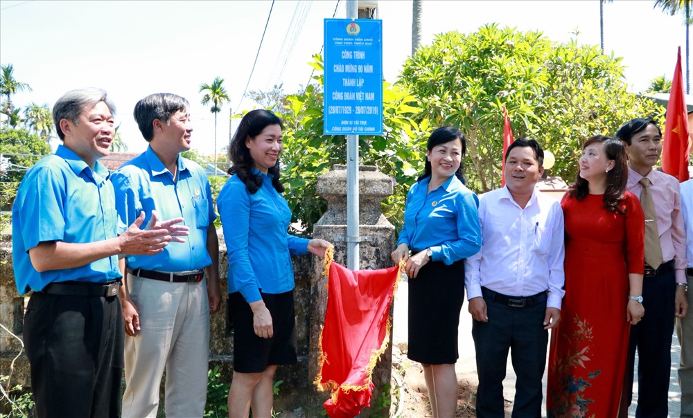 Khánh thành và bàn giao đường điện chiếu sáng cho chính quyền địa phương quản lý. Ảnh: PĐ.