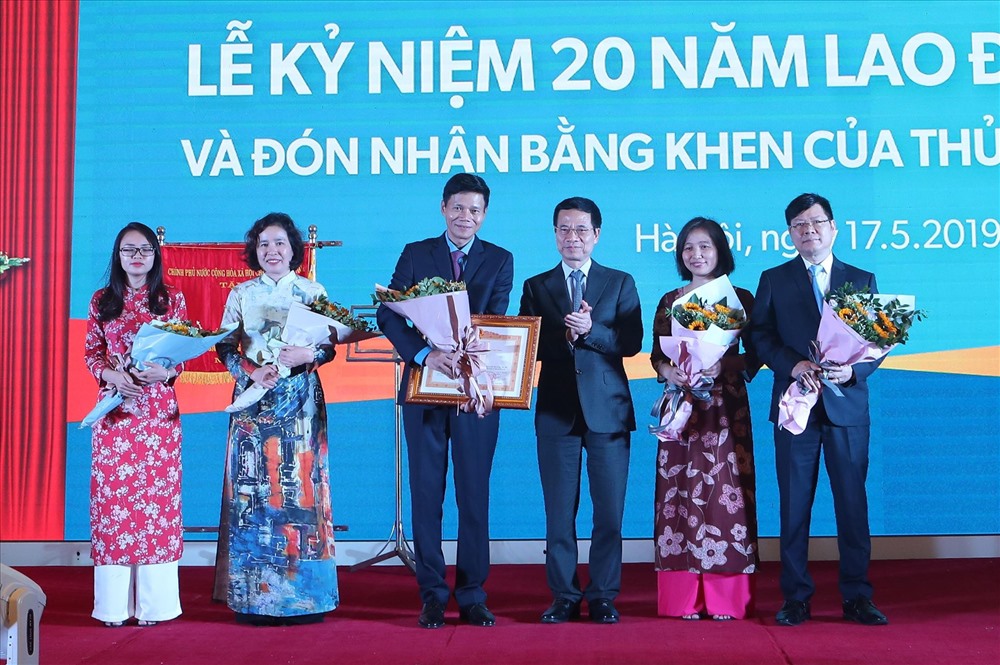 Bộ trưởng Bộ TTTT Nguyễn Mạnh Hùng trao Bằng khen của Thủ tướng Chính phủ cho tập thể Báo Lao Động. Ảnh: Sơn Tùng