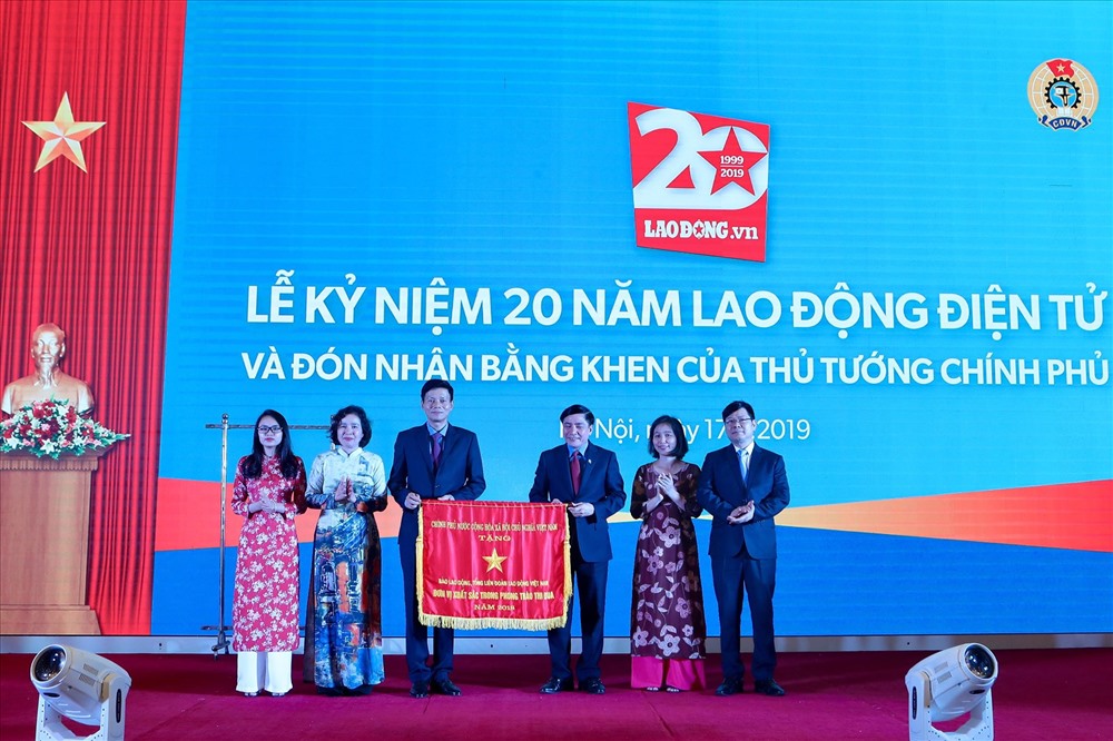 Chủ tịch Tổng LĐLĐVN Bùi Văn Cường trao cờ thi đua, bằng khen của Thủ tướng Chính phủ cho tập thể Báo Lao Động. Ảnh: Sơn Tùng