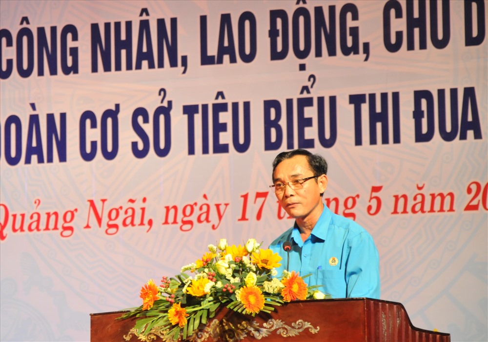 Đồng chí Trần Quang Tòa - Chủ tịch LĐLĐ tỉnh Quảng Ngãi - phát biểu tại buổi lễ. Ảnh: Hà Phương