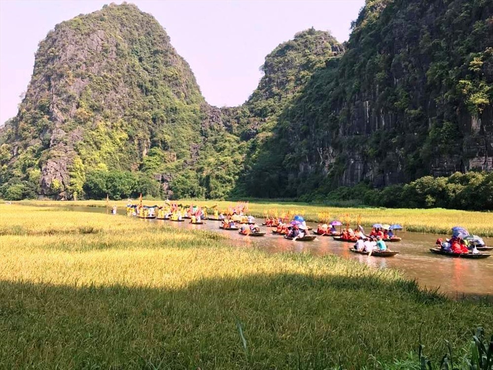 Du khách đi thuyền trên sông Ngô Đồng.Ảnh: NT