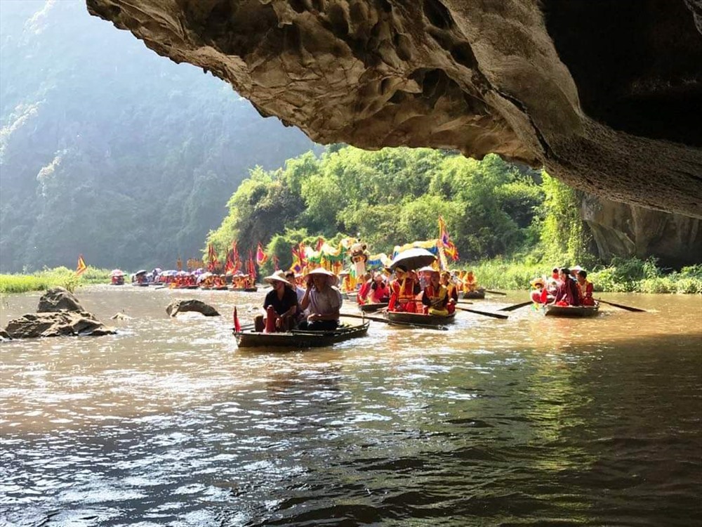 Du khách tham quan khu hang động Tam Cốc. Ảnh: NT