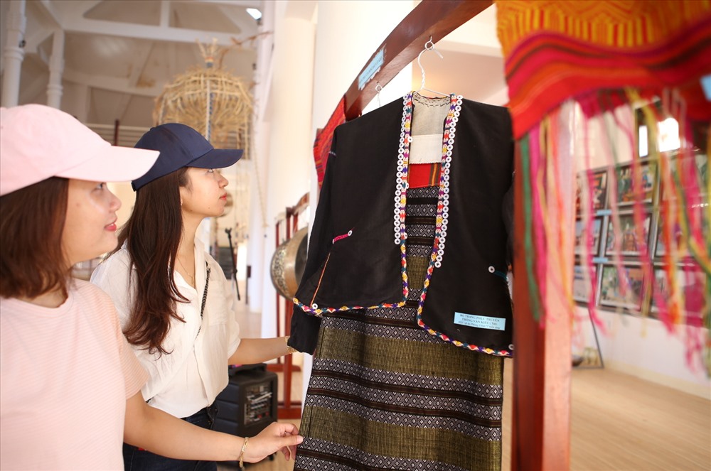 Du khách tìm hiểu về chiếc áo truyền thống của đồng bào thiểu số Vân Kiều, Pa Cô. Ảnh: Hưng Thơ.