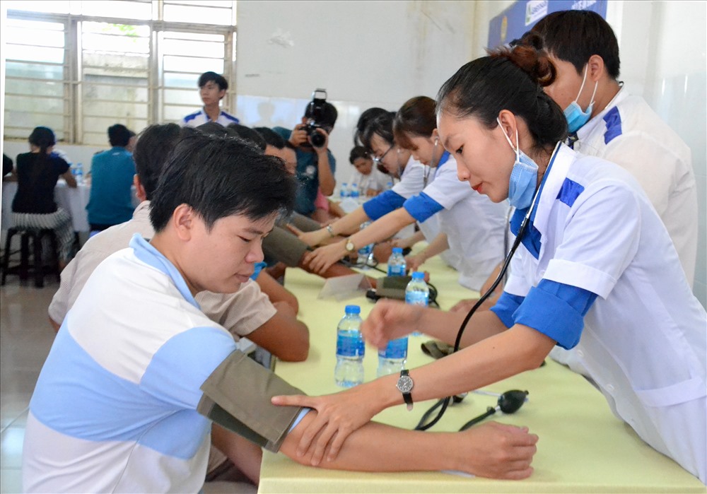 Sinh viên trường Cao đẳng y tế thực hiện công đoạn đơn giản như tiếp nhận bệnh, đo huyết áp.. Ảnh: Lục Tùng