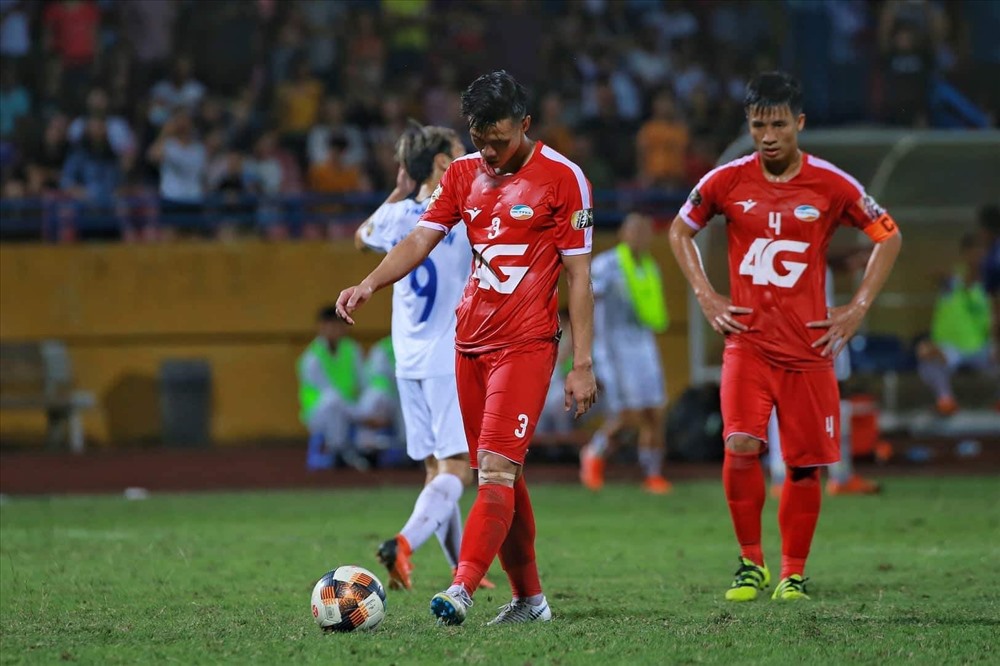 Ngọc Hải mắc sai lầm dẫn tới bàn thua thứ 3, khép lại hi vọng của Viettel trước chủ nhà Sài Gòn FC. Ảnh: T.L
