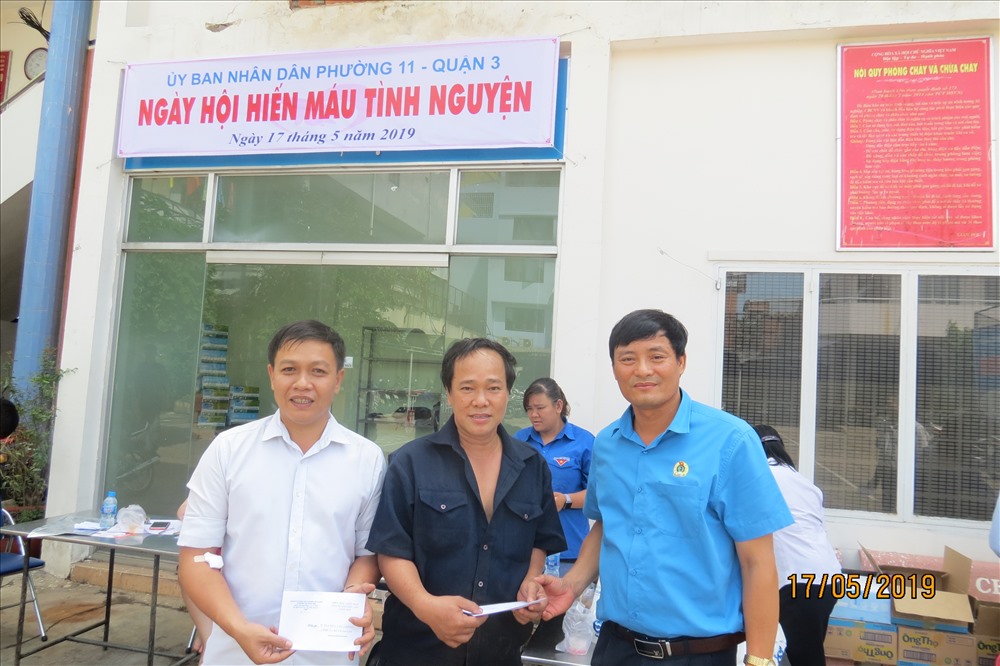 Công đoàn Xí nghiệp toa xe Sài Gòn khen thưởng đoàn viên công đoàn Xí nghiệp đã có trên 10 lần tham gia