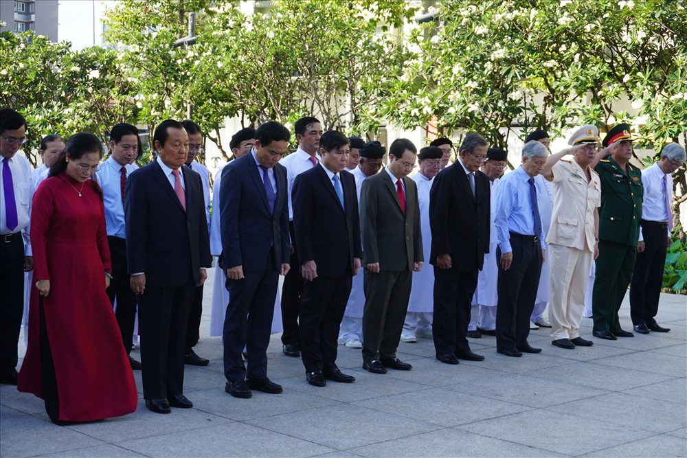 Các đại biểu đã dành một phút mặc niệm bày tỏ tấm lòng thành kính và biết ơn vô hạn trước công lao to lớn của Chủ tịch Hồ Chí Minh.