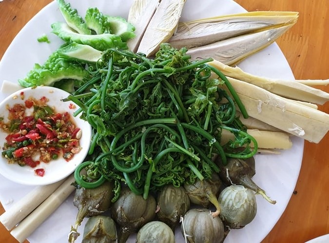 Rau rớng, đọt mây, măng tre, cà xanh và muối ớt là món ăn đặc biệt của đồng bào Vân Kiều, Pa Cô. Ảnh: Hưng Thơ.