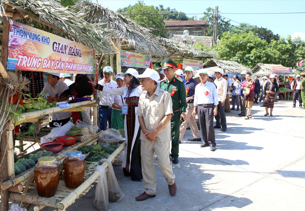 Du khách ghé thăm phiên chợ. Ảnh: Hưng Thơ.