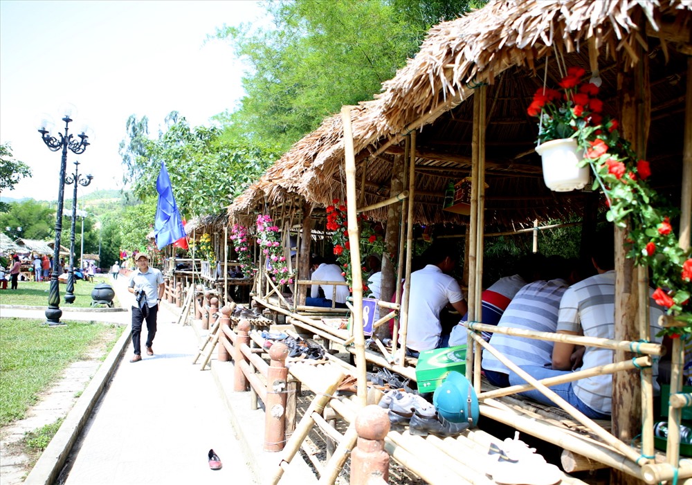 Sau khi mua các sản vật, du khách có thể chọn các chòi tre để thưởng thức các món ăn bên dòng suối mát mẻ. Ảnh: Hưng Thơ.