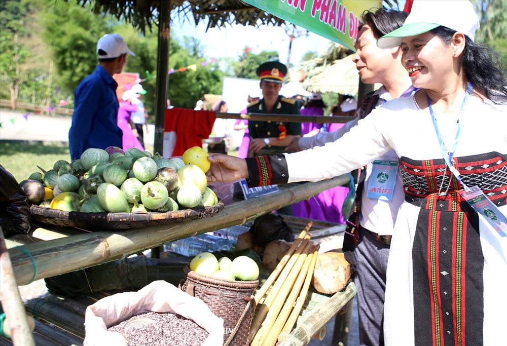 Loại cà xanh cũng được nhiều người chọn mua, bởi được người đồng bào trồng trên nương rẫy, cà rất giòn và chế biến được nhiều loại món ăn. Ảnh: Hưng Thơ.