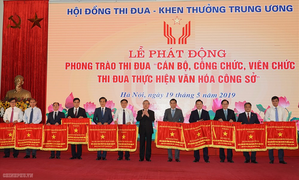 Thường trực Ban Bí thư Trần Quốc Vượng trao Cờ thi đua của Chính phủ cho các cơ quan Trung ương. Ảnh VGP/Quang Hiếu