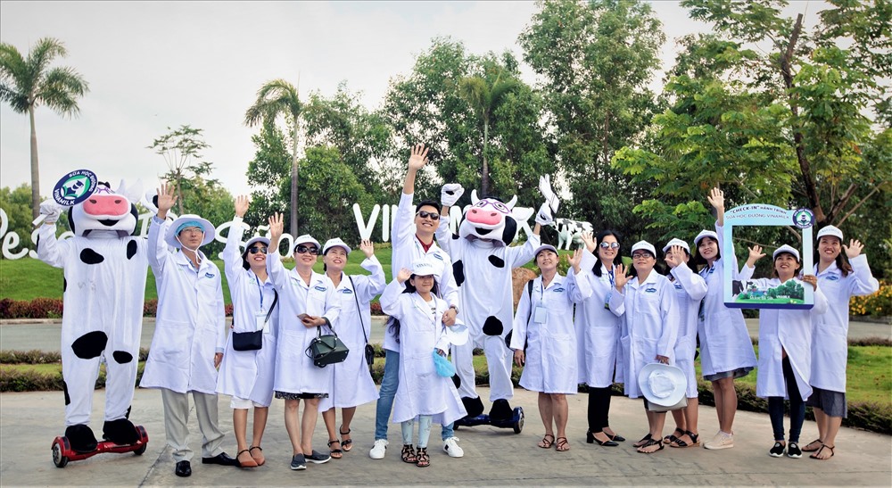 Các thầy cô, phụ huynh và các em học sinh chụp hình lưu niệm tại trang trại bò sữa Vinamilk Tây Ninh – nơi cung cấp nguồn sữa để sản xuất nên những hộp sữa học đường thơm ngon cho các em học sinh ở nhiều tỉnh thành.