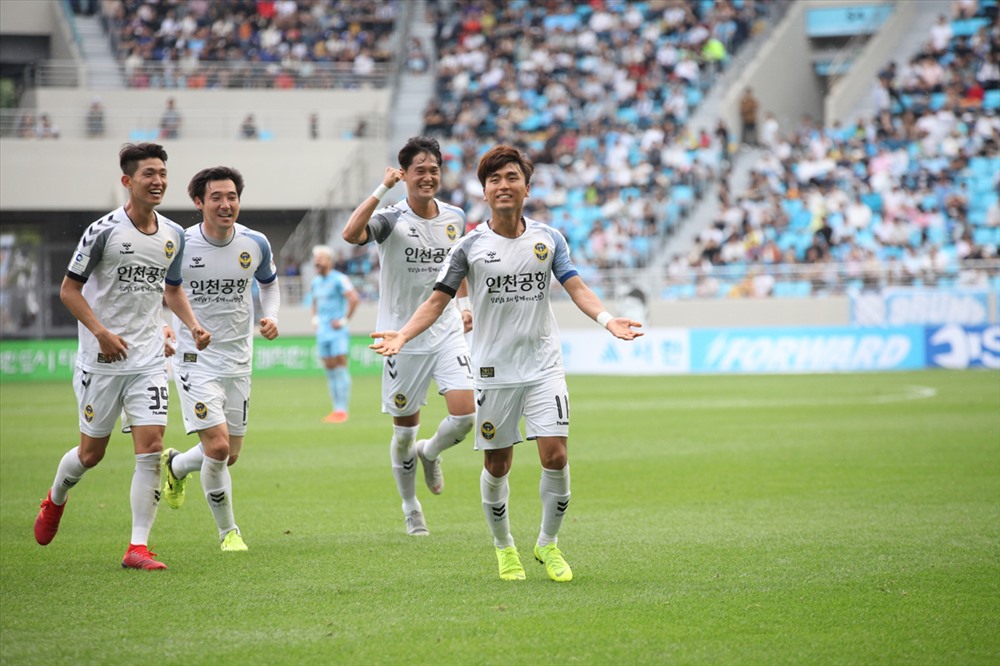 Incheon United có bàn gỡ 1-1 đẹp mắt sau pha vô lê của Park Yong Ji. Ảnh: Incheon FC