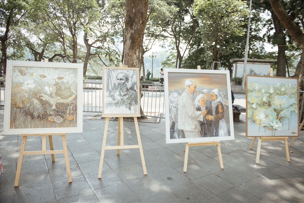 Ngoài giới thiệu đến độc giả cuốn sách, triển lãm tranh cũng được trưng bày tại phố đi bộ Hồ Hoàn Kiếm (Hà Nội).