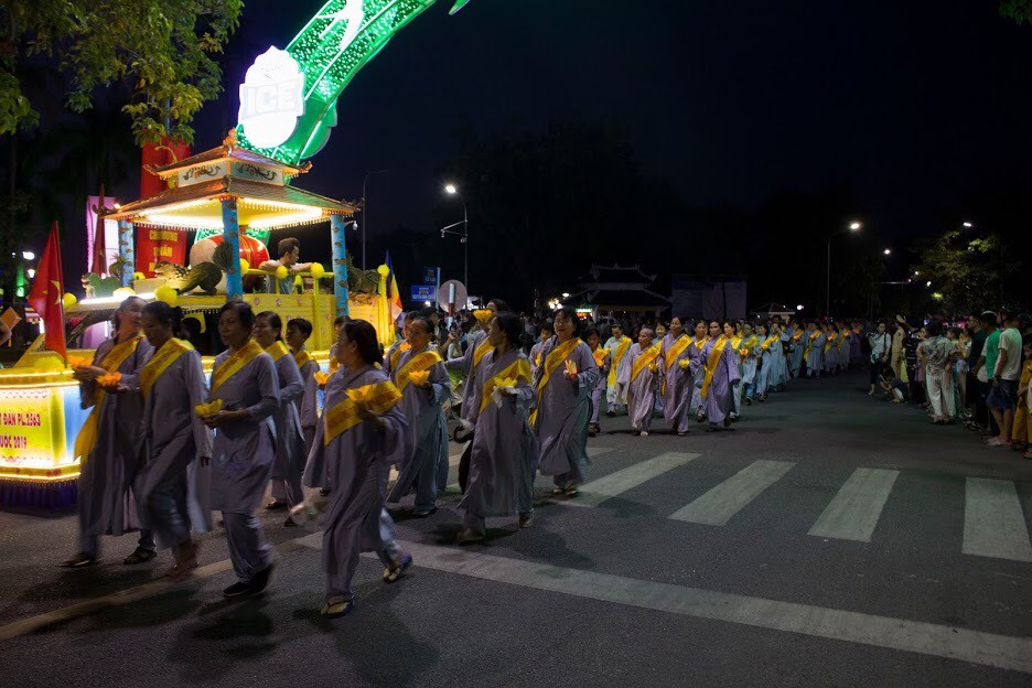 Với lộ trình ước chừng 4km, hàng vạn tăng ni, Phật tử, người dân và du khách thập phương tại Huế tham dự đi bộ, trên tay cầm cờ phướn, lồng đèn, hoa tươi tạo thành một đoàn rước dài.
