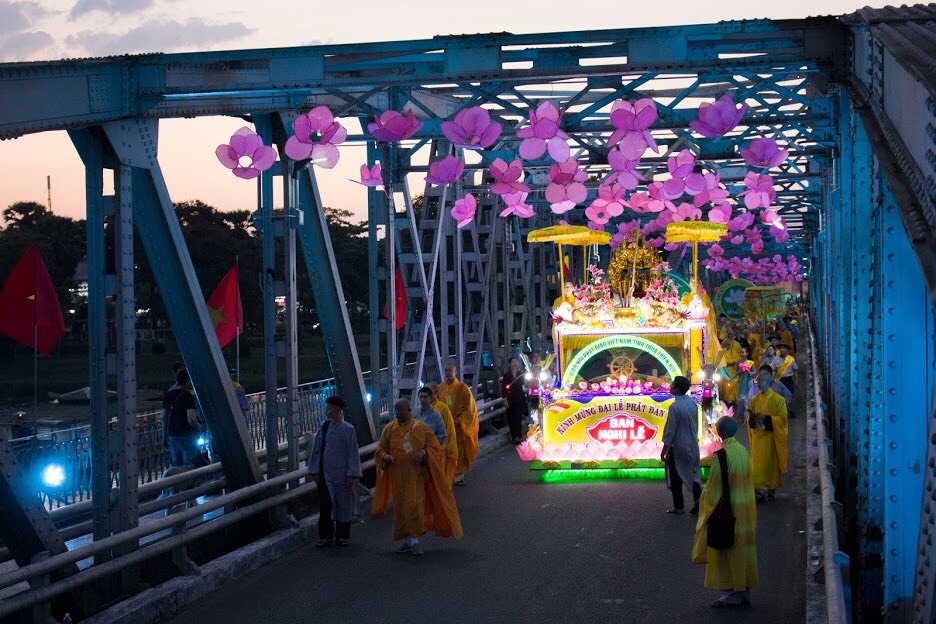 Đặc biệt, đi đầu đoàn rước Phật là những chiếc xe kết đèn hoa lung linh, rực rỡ diễn tả các điển tích của Phật Đản, gia đình Phật, Phật hiển linh… diễu hành qua các con đường tại TP Huế để người dân cùng chiêm bái.