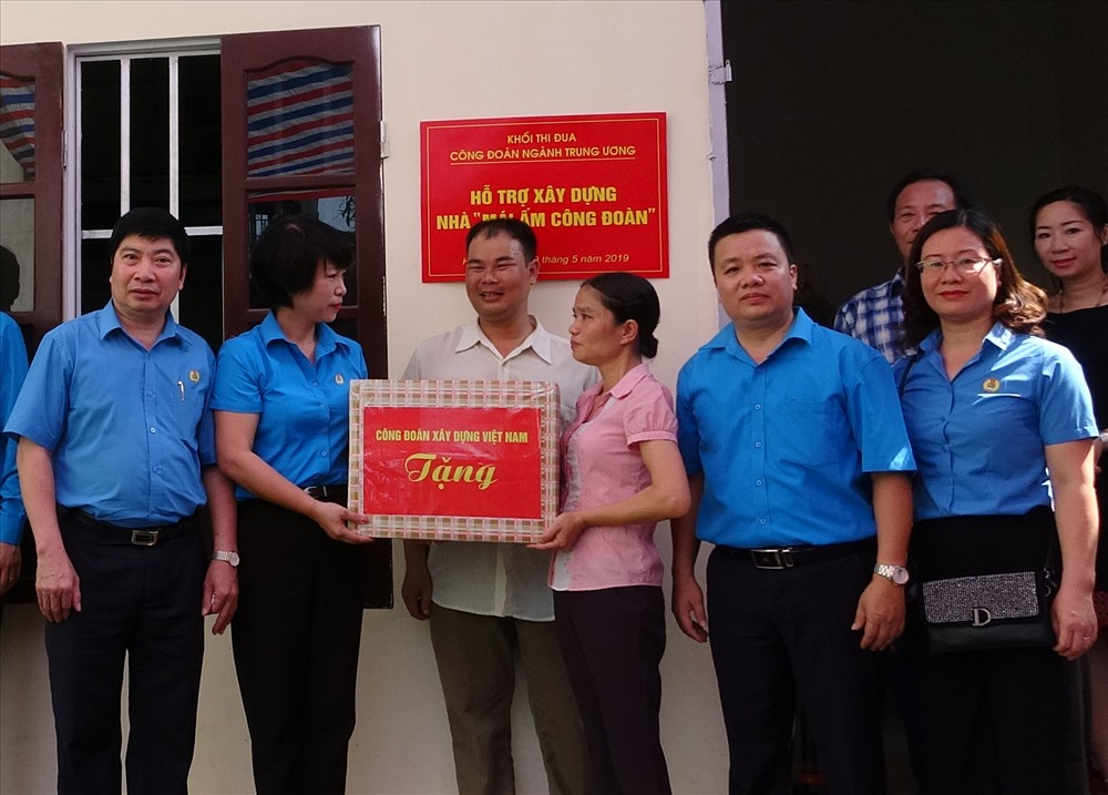 Lãnh đạo CĐXDVN trao quà động viên gia đình công nhân Nguyễn Thị Thành