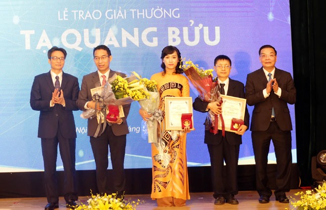 Phó Thủ tướng Vũ Đức Đam và Bộ trưởng Chu Ngọc Anh trao giải cho các tác giả đạt Giải thưởng Tạ Quang Bửu. Nguồn: Hà Nội Mới