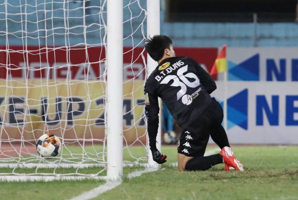 Tiến Dũng mắc sai lầm trong bàn thua thứ nhất của CLB Hà Nội khi anh di chuyển để bắt bài cú sút phạt của đối phương. Ảnh: Đ.H