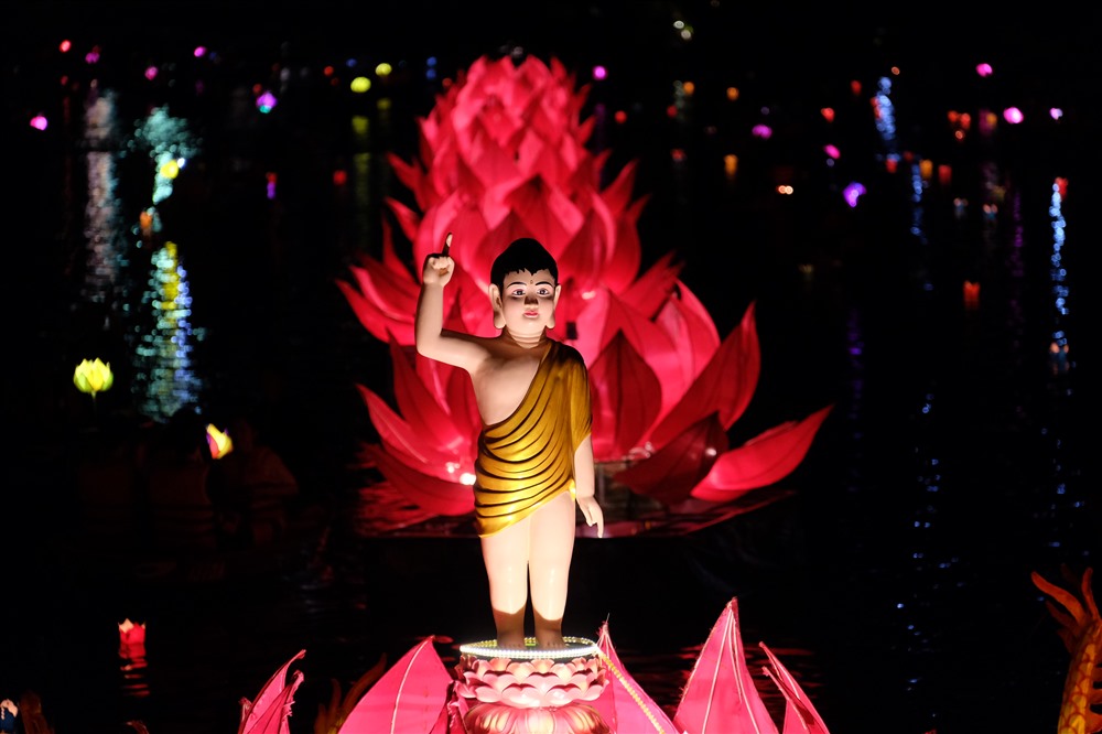 Tối 19.5 (rằm tháng 4), trên dòng sông Hoài, phố cổ Hội An, tỉnh Quảng Nam đã rực sáng với bảy đóa hoa sen hồng khổng lồ cùng hình ảnh Đức Phật Đản sinh trên sông Hoài.