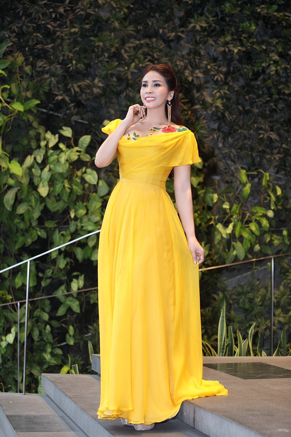 Trong thiết kế lộng lấy với tông màu vàng nổi bật, nữ diễn viên Lý Hương thu hút bởi nét đẹp bất chấp thời gian. Ảnh: NVCC.