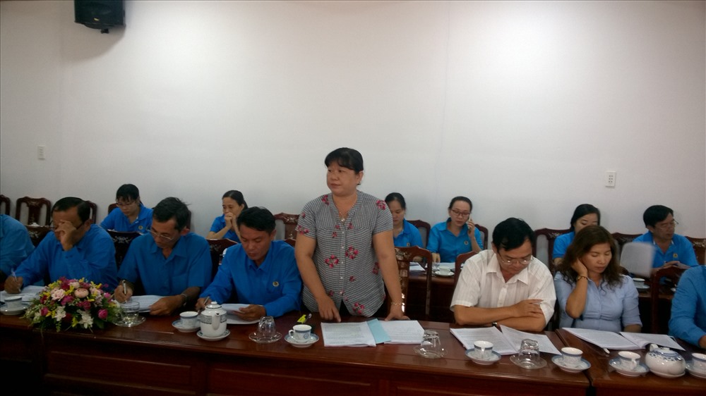Bà Nguyễn Thi Thu Hồ - Chủ tịch công đoàn các KCX và CN cần Thơ phát biểu tại buổi lể lấy ý kiến dự thảo Bộ Luật Lao động (sửa đổi)