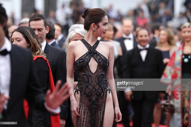 Tối 19.5 (giờ địa phương), thảm đỏ Liên hoan phim Cannes 2019 ngày thứ 5 đã diễn ra. Mặc dù không có hoạt động diễn xuất gây chú ý nhưng Ngọc Trinh vẫn xuất hiện trên thảm đỏ với tư cách khách mời. Tuy nhiên, trang phục hở bạo của Ngọc Trinh mới là điều được công chúng chú ý. Ảnh: Getty.