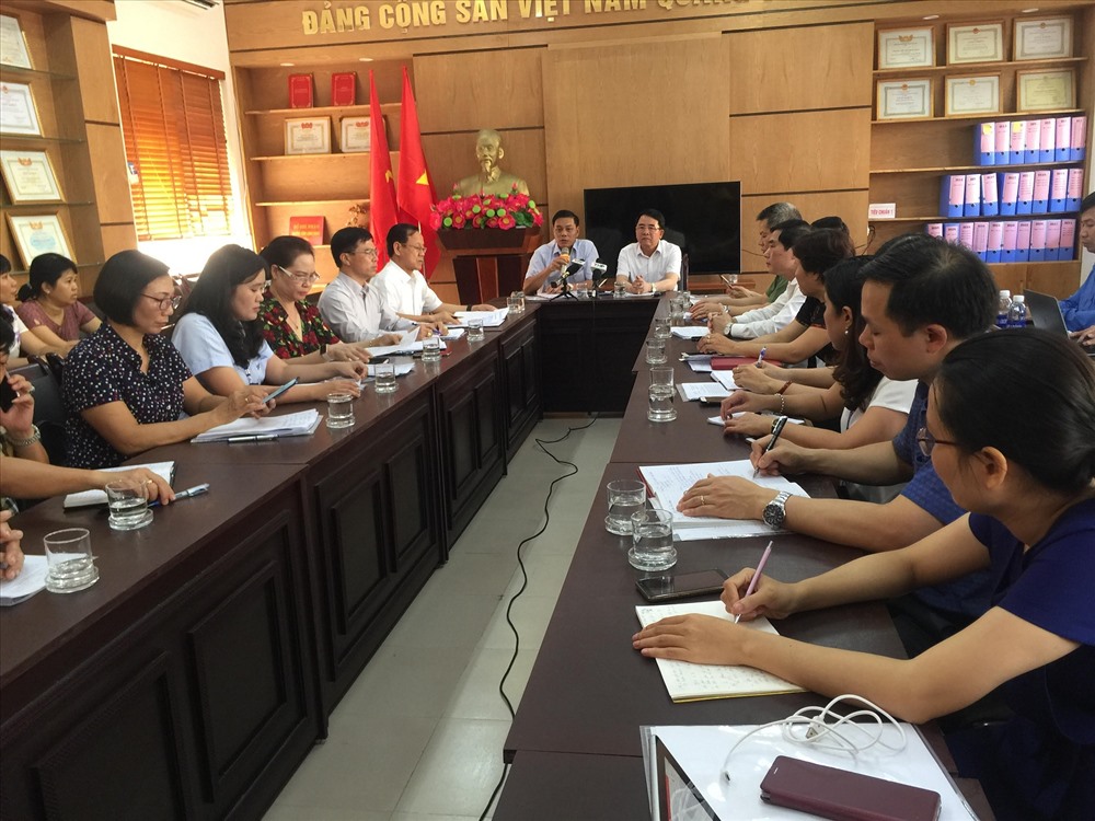 Chủ tịch UBND TP Hải Phòng chủ trì buổi làm việc với Trường tiểu học Quán Toan về vi phạm của hai giáo viên nhà trường - ảnh HH
