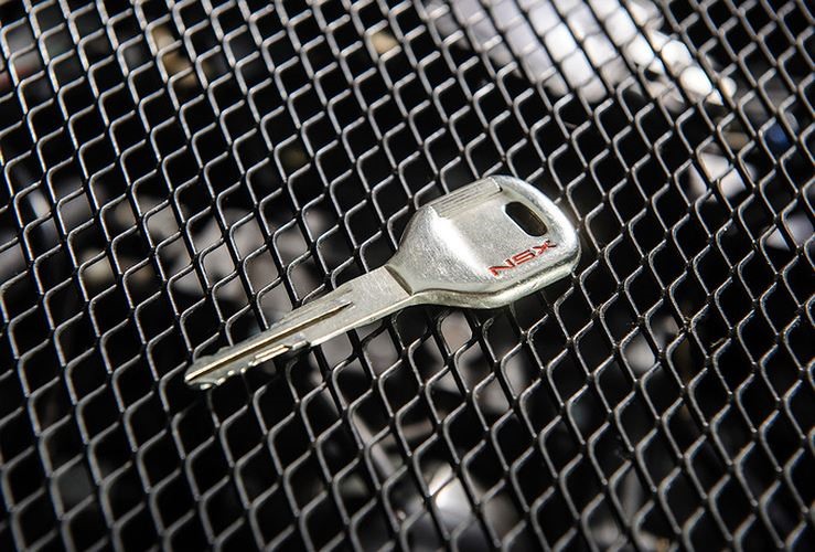 Chiếc chìa khóa của Honda NSX sản xuất vào năm 1990 được làm từ titan, không thể cắt gọn bằng phương pháp thông thường được.