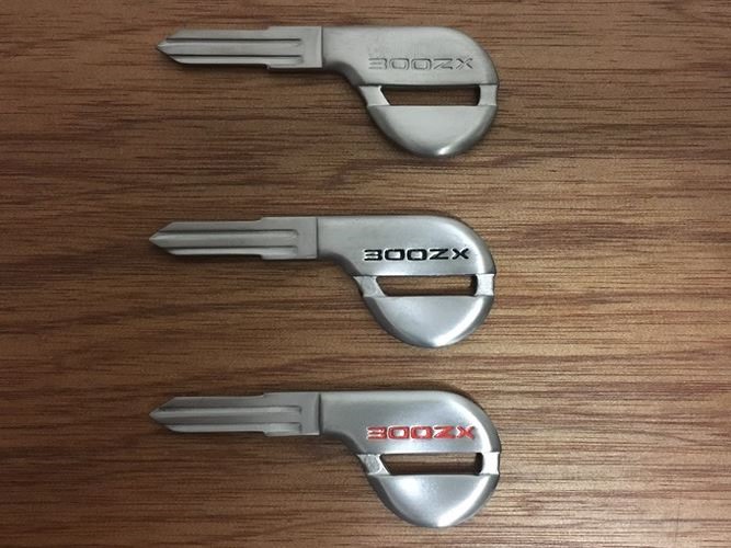Chìa khóa của chiếc Nissan 300ZX được làm từ titanium, thiết kế khá đơn giản nhưng bắt mắt.