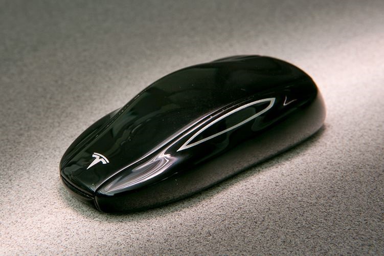 Chìa khóa của Tesla Model S có hình dáng như một chiếc ô tô mô hình. Chìa khóa sở hữu những tính năng thông minh được tích hợp sẵn như gọi xe đến đón.