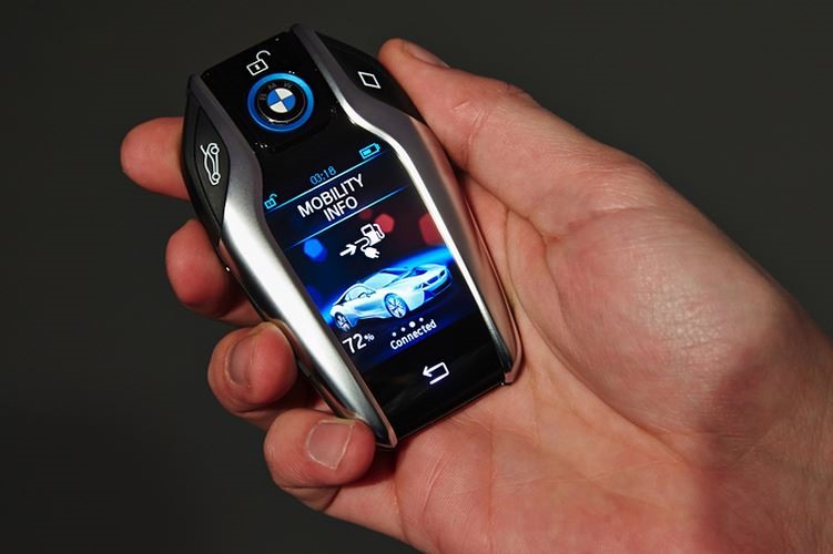 Chìa khóa của BMW được trang bị màn hình cảm ứng kích thước nhỏ, thiết kế bắt mắt.