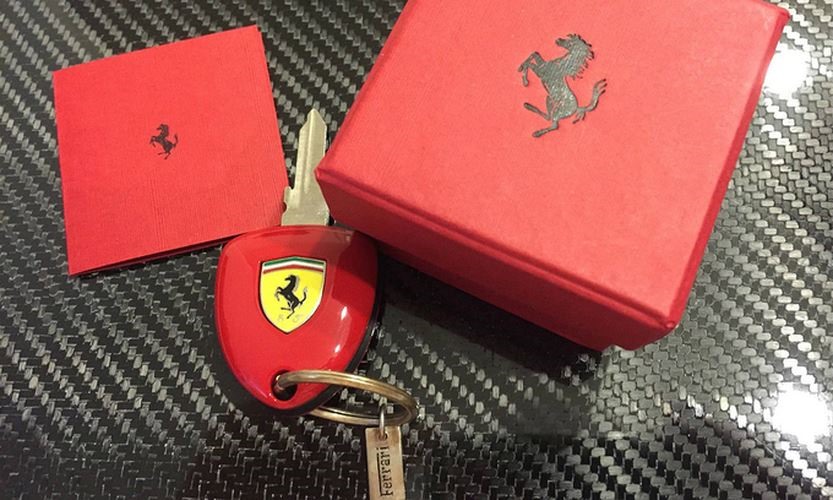 Chìa khóa Ferrari được coi là sản phẩm không có điểm chết về thiết kế. Chiếc chìa khóa có giá lên tới 2.500 USD.