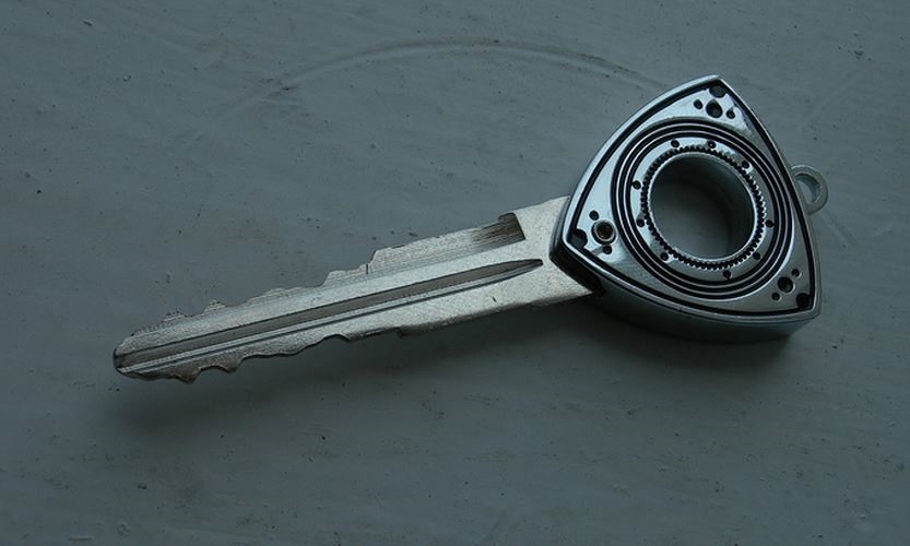 Chìa khóa của mẫu Mazda RX-7 được sản xuất bởi một hãng phụ kiện. Phần cuối của chìa khóa mô phỏng cơ chế hoạt động của động cơ xoay tròn Wankel, khác biệt so với động cơ truyền thống.
