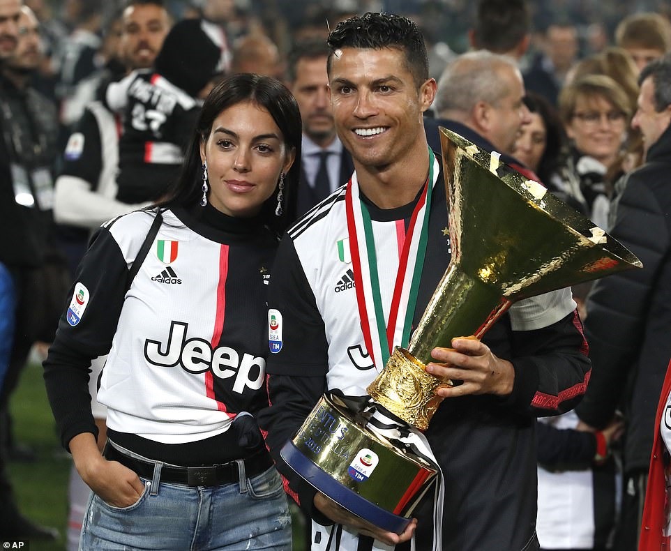 Cup vô địch Serie A: Serie A là giải bóng đá lớn nhất tại Italy và Cup vô địch của nó là giải thưởng cao quý nhất. Nếu bạn là fan của bóng đá cũng như Serie A, đừng bỏ lỡ hình ảnh về chiếc cúp và cách đội vô địch của mùa giải gần đây ăn mừng chiến thắng!
