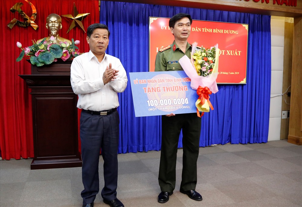 Ông Trần Thanh Liêm - Chủ tịch UBND tỉnh Bình Dương đã trao tặng 100 triệu đồng cho Công an tỉnh Bình Dương.