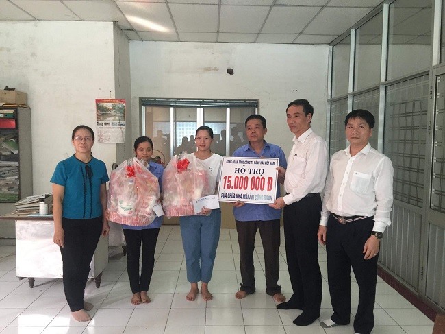Đoàn công tác của Công đoàn Hàng hải Việt Nam trao quà cho đoàn viên có khăn. Ảnh: P.P