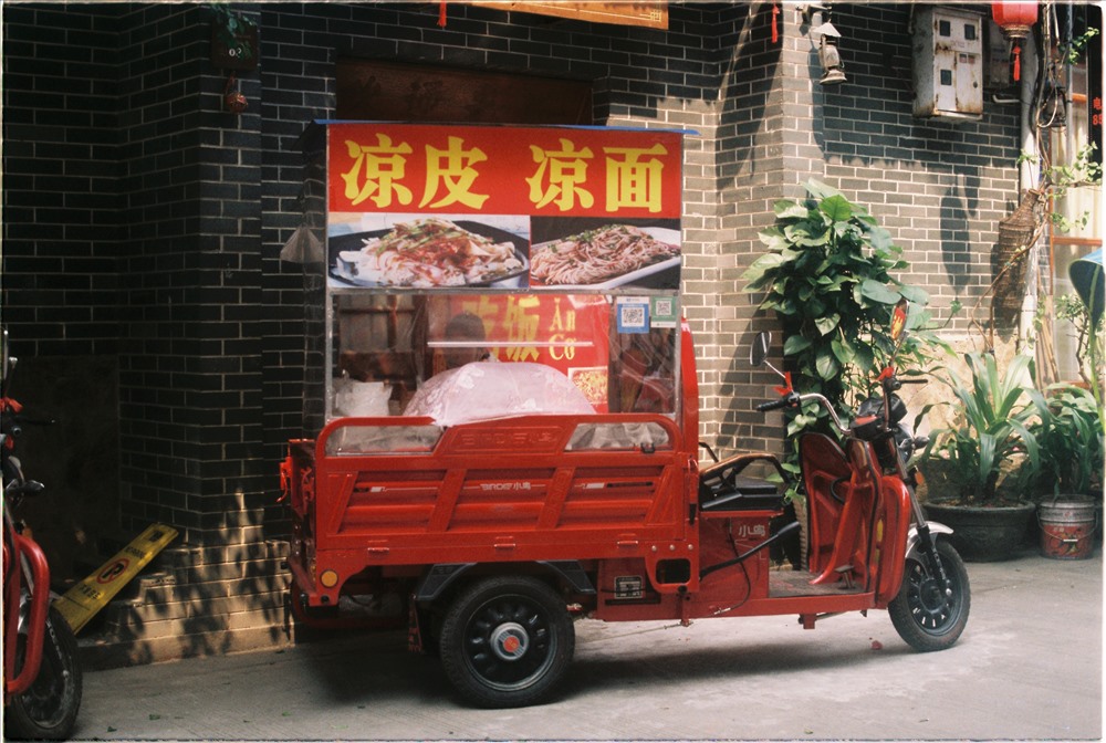 Xe bán đồ ăn vặt ở Phố cổ- Bằng Tường.