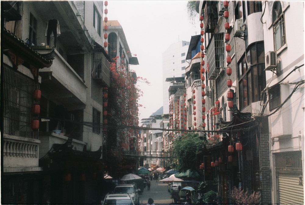 Khu phố “ngập tràn” đèn lồng đỏ ở Bằng Tường.