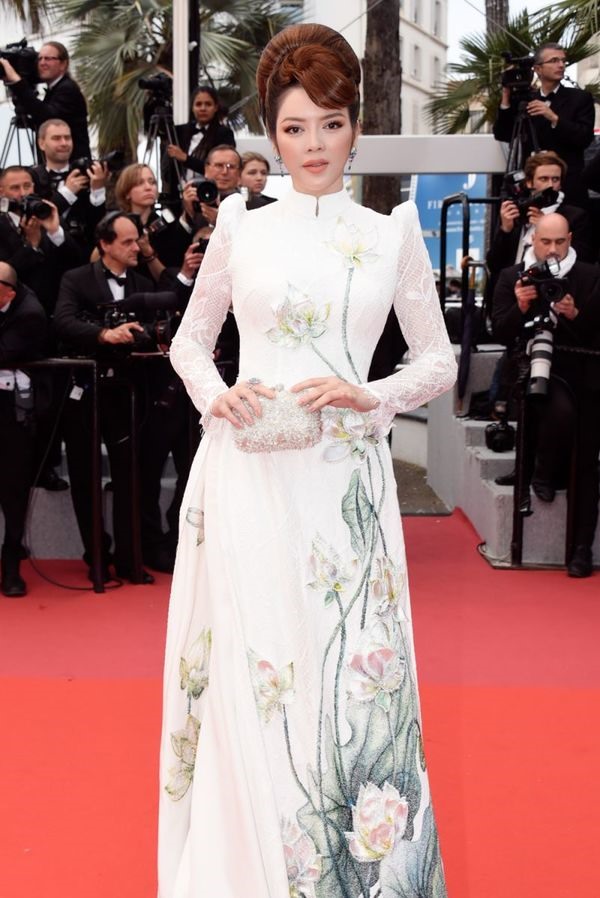 Năm 2018, Lý Nhã Kỳ gây ấn tượng với công chúng trong nước khi xuất hiện tại thảm đỏ Cannes với bộ áo dài trắng thêu hoạt tiết hoa sen. Cùng với đó, kiểu tóc búi cao cũng giúp người đẹp thêm phần quyền lực.